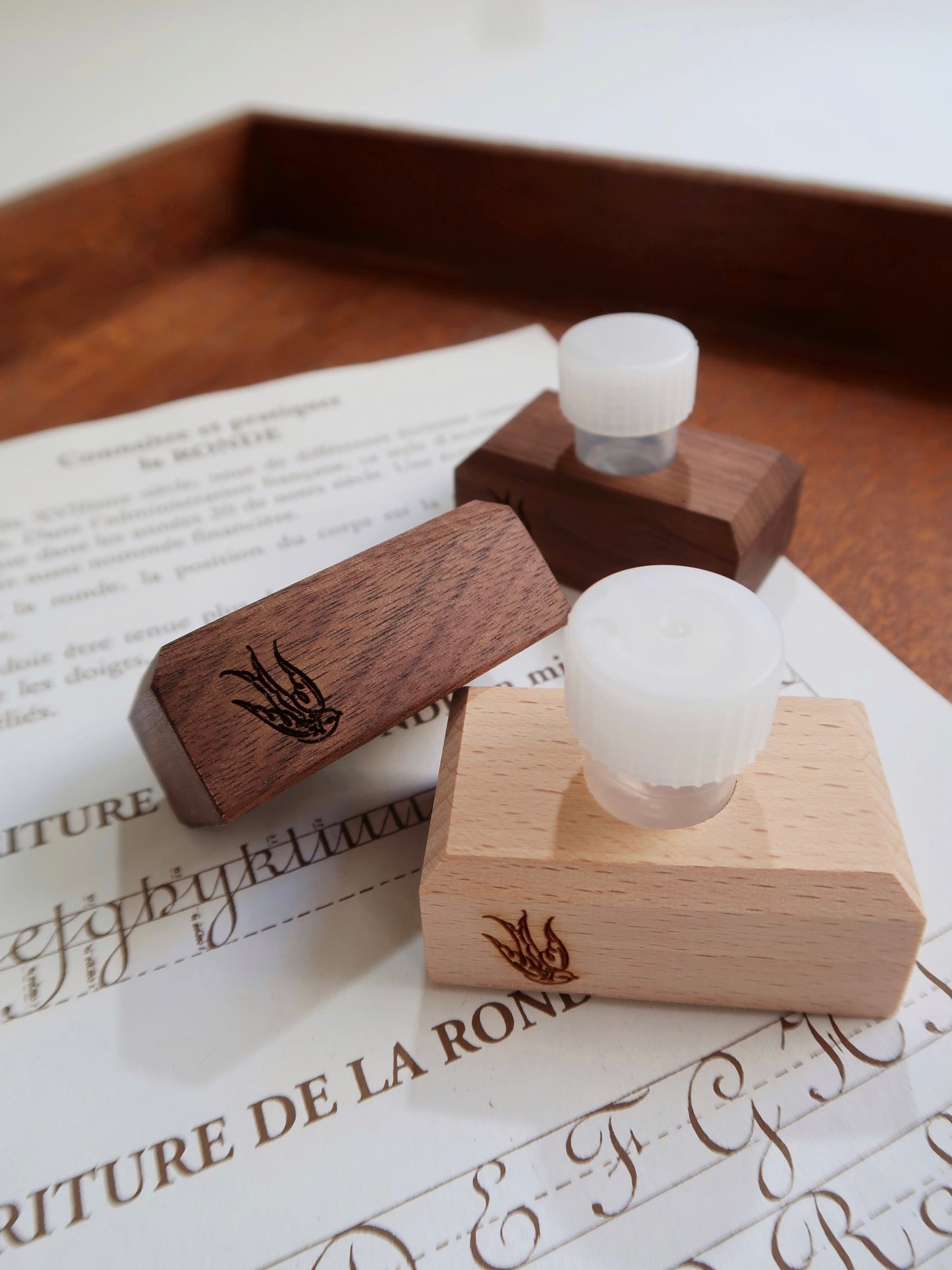 Calli01 - Dinky Dip Holder